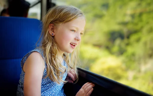 Menina Bonito Viajando Trem Dia Verão Criança Sentada Janela Vagão — Fotografia de Stock