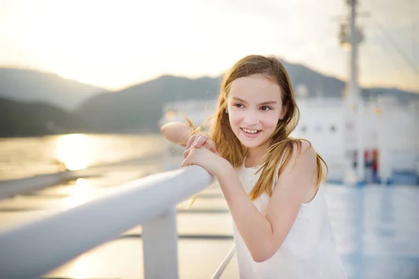 愛らしい少女楽しんでフェリー夕日で海を見つめています ギリシャの家族の夏休みに楽しい子 ボートには子供 — ストック写真