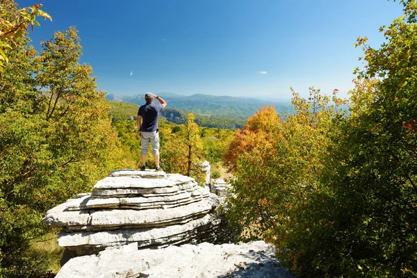 Manliga Turister Utforska Sten Forest Naturlig Klippformation Skapad Flera Lager — Stockfoto