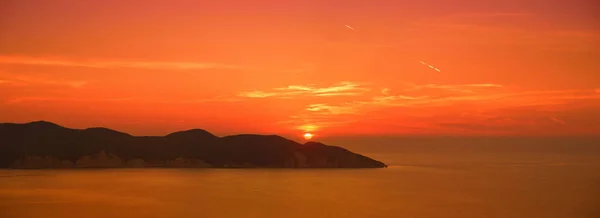 Bellissimi colori del tramonto sulla costa dell'isola di Cefalonia, Grecia . — Foto Stock