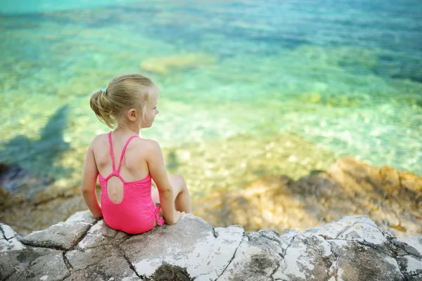 Sevimli Küçük Kız Emplisi Plaj Berrak Suları Şnorkelle Dalma Için — Stok fotoğraf