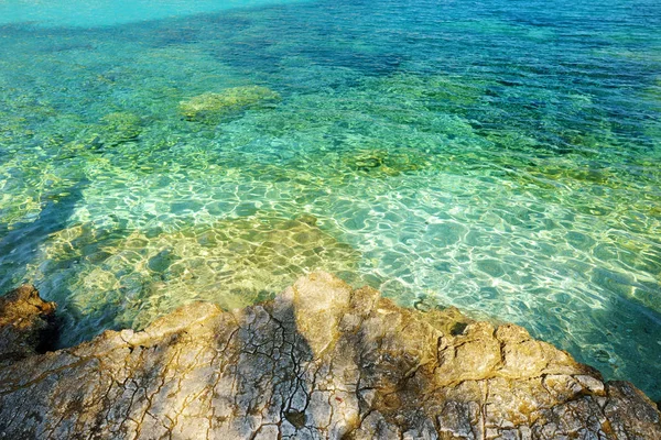 Красивый вид на пляж Emplisi Beach, живописный каменистый пляж в уединенном заливе, с чистой водой, популярной для сноркелинга. Небольшой галечный пляж рядом с городом Фискардо Кефалония, Греция . — стоковое фото