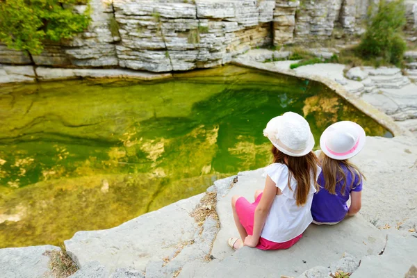 Two Cute Girls Exploring Papingo Rock Pools Also Called Ovires — 图库照片