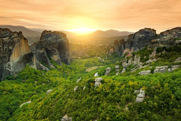 Panoramiczny widok na dolinę Meteora, formacja skalna w środkowej Grecji, jeden z największych kompleksów prawosławnych klasztorów, zbudowany na ogromne naturalne filary hosting. — Zdjęcie stockowe