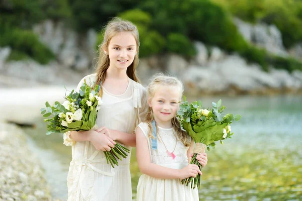 Twee Schattige Jonge Bruidsmeisjes Bezit Mooie Bloem Boeketten Bruiloft Cemerony — Stockfoto