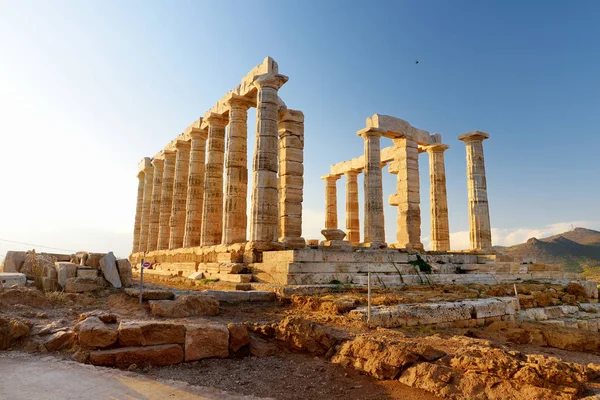 Der antike griechische tempel von poseidon in cape sounion, eines der bedeutendsten denkmäler des goldenen zeitalters von athen. — Stockfoto