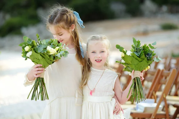 Twee Schattige Jonge Bruidsmeisjes Bezit Mooie Bloem Boeketten Bruiloft Cemerony — Stockfoto