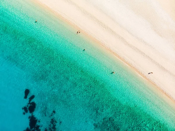 Aerial uppifrån och ned Visa Myrtos strand, den mest berömda och vackra stranden Kefalonia, en stor kusten med turkosa vatten och vit grov sand, omgiven av branta klippor. — Stockfoto