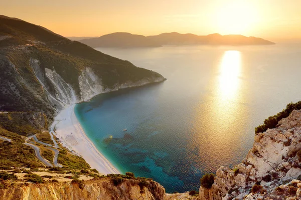 Luchtfoto van Myrtos beach, de meest beroemde en prachtige strand Kefalonia, een grote kust met turqoise water en wit grof zand, omgeven door steile kliffen. — Stockfoto