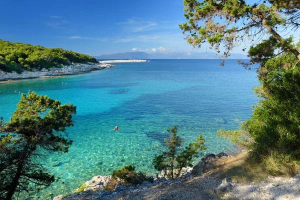 Malowniczy widok na Emplisi plaża, malownicze kamienistych plaży w zacisznej zatoce, z czystymi wodami popularny do nurkowania z rurką. Mała plaża w pobliżu Fiscardo miasto Kefalonia, Grecja. — Zdjęcie stockowe