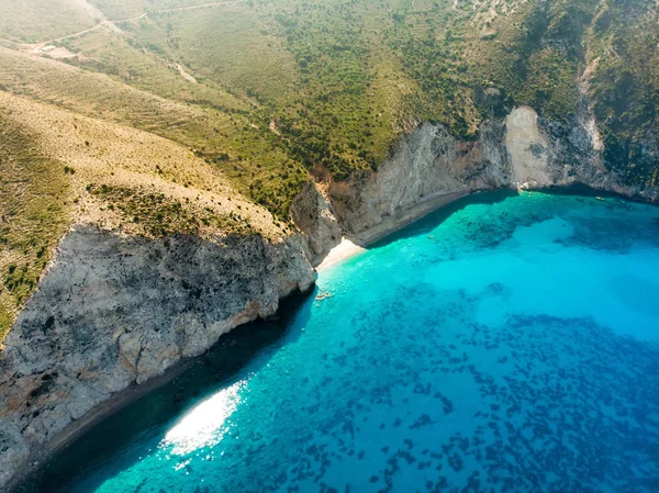 Vista aérea panorâmica da pitoresca costa irregular de Kefalonia com águas límpidas e turquesa, rodeada por penhascos íngremes . — Fotografia de Stock