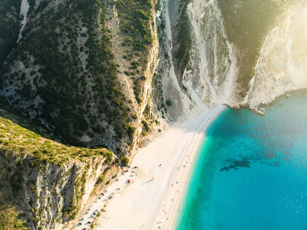 Widok z lotu ptaka Myrtos beach, najbardziej znanych i pięknych plaży Kefalonia, duży wybrzeża z turqoise wodą i białym piasku, otoczony przez strome klify. — Zdjęcie stockowe