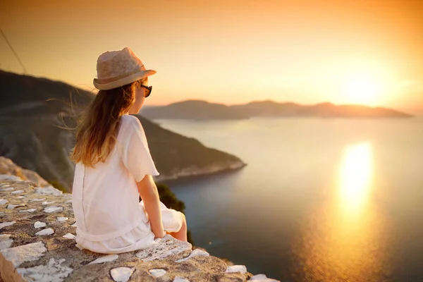 Menina Bonito Desfrutando Vista Pitoresca Costa Irregular Kefalonia Pôr Sol — Fotografia de Stock