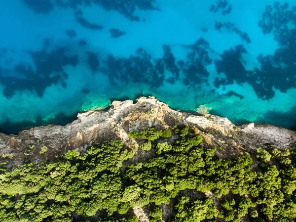 Vista aérea panorámica de arriba hacia abajo de la pintoresca costa irregular de Cefalonia con aguas turquesas claras, rodeada de acantilados empinados . — Foto de Stock