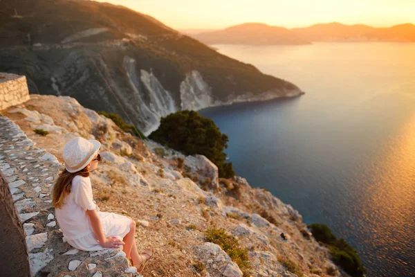 Menina Bonito Desfrutando Vista Pitoresca Costa Irregular Kefalonia Pôr Sol — Fotografia de Stock