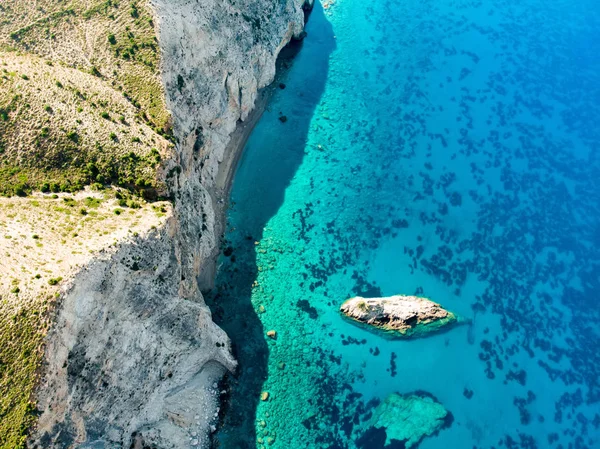 Scenic aerial top down view of picturesque jagged coastline of Kefalonia with clear turquoise waters, surrounded by steep cliffs. — Stock Photo, Image