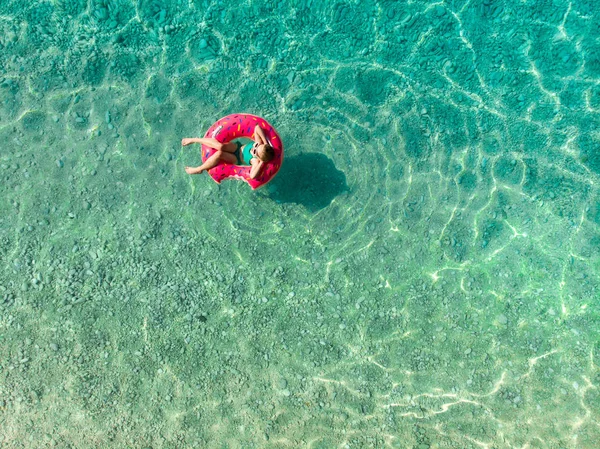 Myrtos 凯法利尼亚最美丽的海滩 一个大的海岸与绿茶水和白色粗糙的沙子 可爱的年轻女孩漂浮在玩具戒指上的空中向下看 希腊头孢罗尼亚 — 图库照片