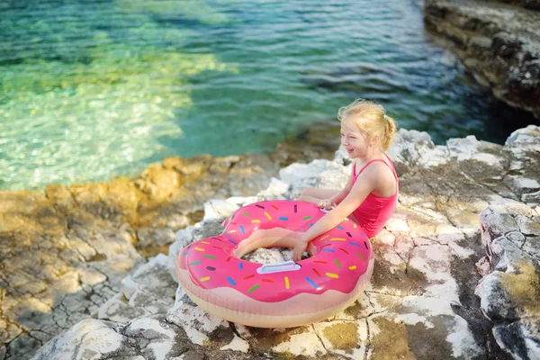 Χαριτωμένο Μικρό Κορίτσι Έχει Διασκέδαση Στην Παραλία Έμπλυση Γραφικό Πετρώδης — Φωτογραφία Αρχείου