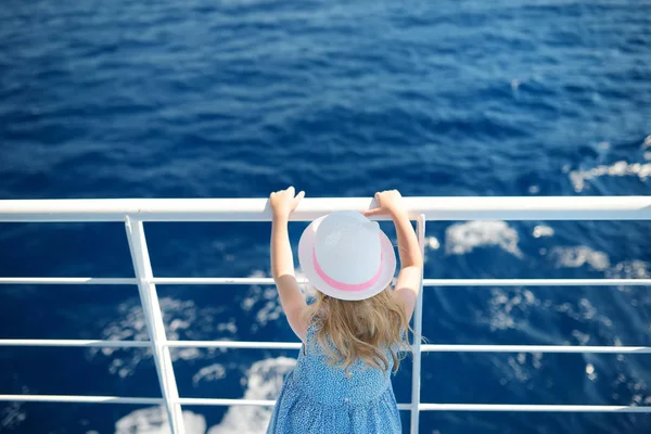 Söt Ung Flicka Njuter Färja Rida Stirrar Det Djupblå Havet — Stockfoto