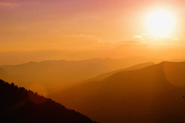 Belas cores do pôr do sol sobre as montanhas do Peloponeso, Grécia . — Fotografia de Stock