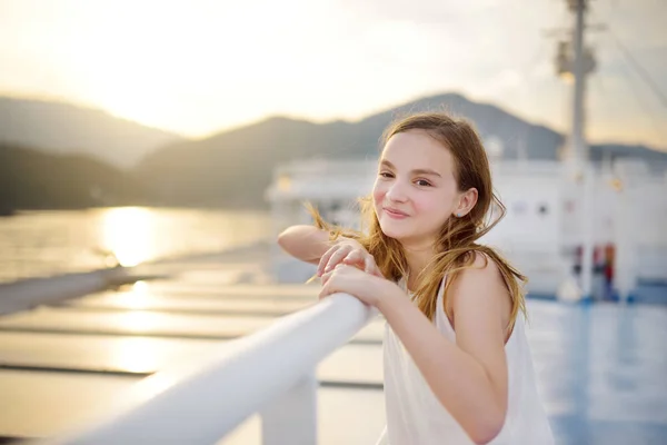 Αξιολάτρευτο Νεαρό Κορίτσι Απολαμβάνοντας Φέρι Κοιτάζοντας Θάλασσα Στο Ηλιοβασίλεμα Παιδί — Φωτογραφία Αρχείου
