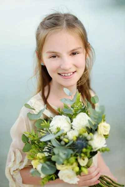愛らしい小さな花嫁介添人結婚式 Cemerony 屋外後美しい花の花束を保持しています ギリシャ ケファロニア島の先の結婚式 — ストック写真