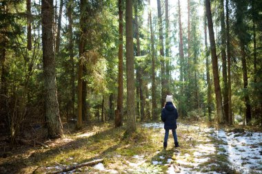 Sevimli genç kız eğleniyor orman yürüyüşü sırasında güzel kış gününde. Çocuklarla etkin aile boş. Aile Eğlence.