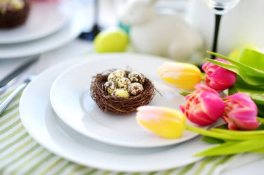 Çanak çömlek ve çiçeklerle Paskalya kutlamaları için güzel sofra. Züccaciye Mağazaları ve yiyecek ve içecek olay yemek için çatal.
