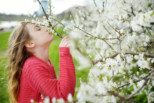 Schattig Meisje Bloeiende Apple Tree Tuin Een Mooie Lentedag Schattig — Stockfoto