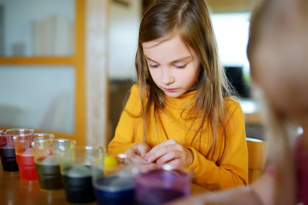 Menina Bonito Tingir Ovos Páscoa Casa Criança Pintando Ovos Coloridos — Fotografia de Stock