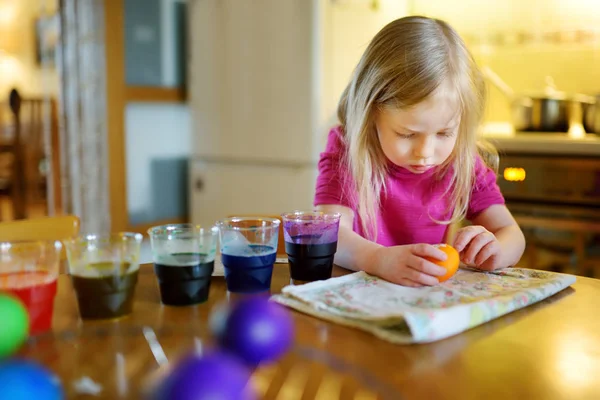 Menina Bonito Tingir Ovos Páscoa Casa Criança Pintando Ovos Coloridos — Fotografia de Stock