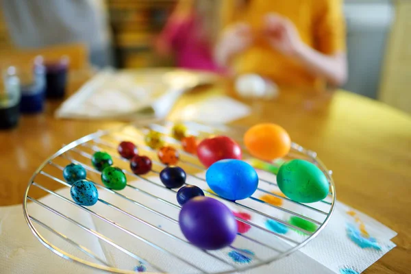Muitos Ovos Páscoa Coloridos Rack Secagem Pintura Ovos Coloridos Para — Fotografia de Stock