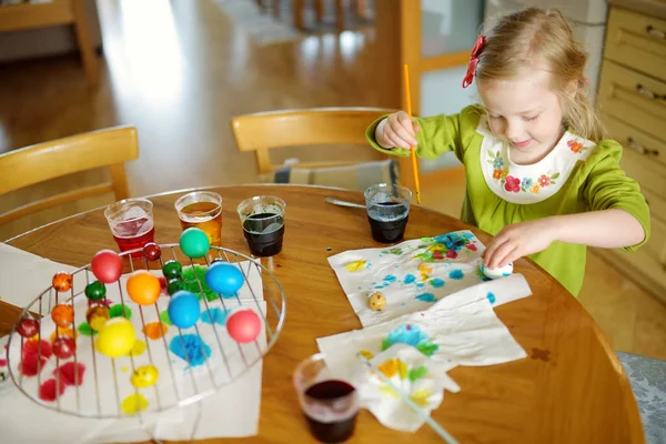Söt Ung Flicka Färgning Påskägg Hemma Barn Målning Färgglada Ägg — Stockfoto