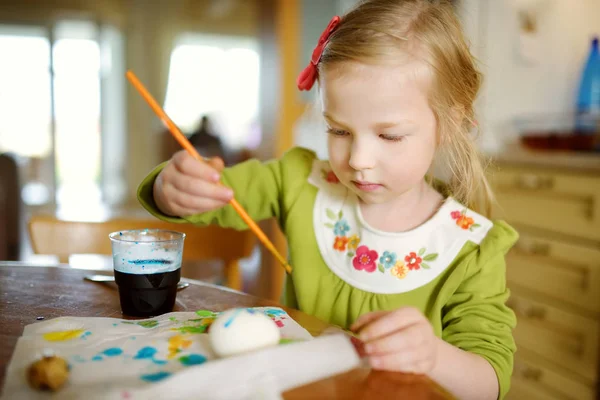 Menina Bonito Tingir Ovos Páscoa Casa Criança Pintando Ovos Coloridos — Fotografia de Stock