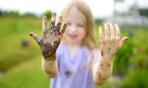 Gadis Kecil Lucu Bermain Genangan Lumpur Basah Besar Pada Hari — Stok Foto
