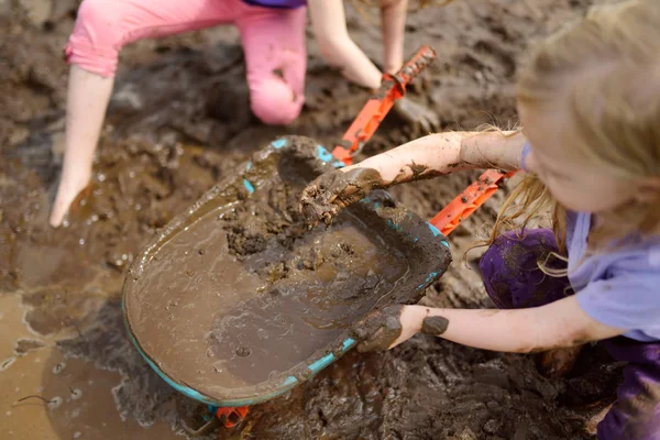 Dos Niñas Divertidas Jugando Gran Charco Barro Húmedo Soleado Día — Foto de Stock