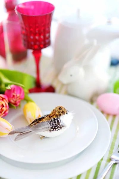 Vacker dukning med porslin och blommor för påskfirande. — Stockfoto