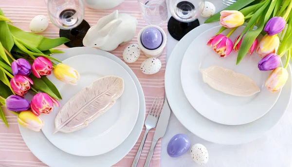 Piękny stół ustawienie z naczynia i kwiaty do świętowania Wielkanocy. — Zdjęcie stockowe