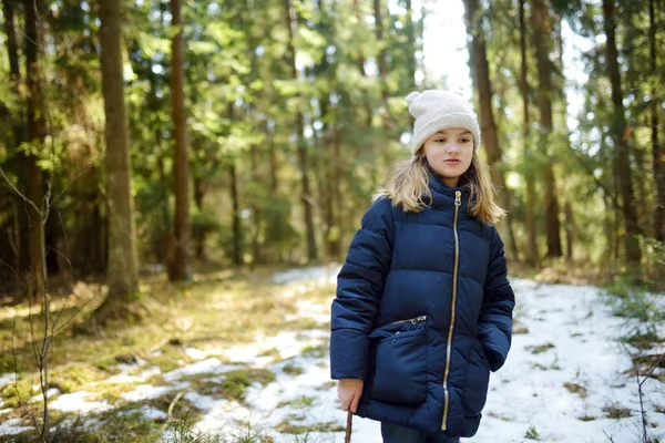 Schattig Jong Meisje Plezier Tijdens Bos Wandeling Een Mooie Winterdag — Stockfoto