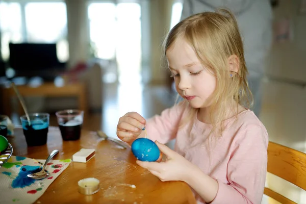 Söt Ung Flicka Färgning Påskägg Hemma Barn Målning Färgglada Ägg — Stockfoto