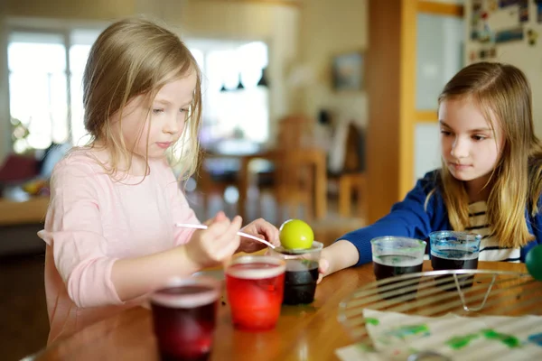 Due Giovani Sorelle Carine Che Tingono Uova Pasqua Casa Bambini — Foto Stock