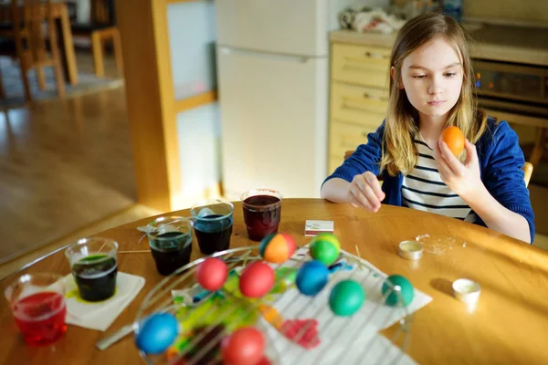 Menina Bonito Tingir Ovos Páscoa Casa Criança Pintando Ovos Coloridos — Fotografia de Stock