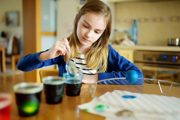 Schattig Jong Meisje Thuis Paaseieren Verven Kind Schilderij Kleurrijke Eieren — Stockfoto