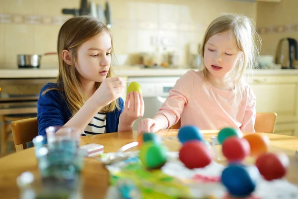 Two Cute Young Sisters Dyeing Easter Eggs Home Children Painting — Stock Photo, Image