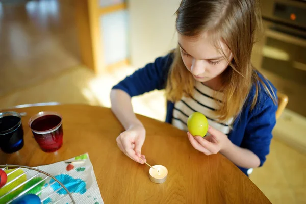Menina Bonito Tingir Ovos Páscoa Casa Criança Pintando Ovos Coloridos — Fotografia de Stock