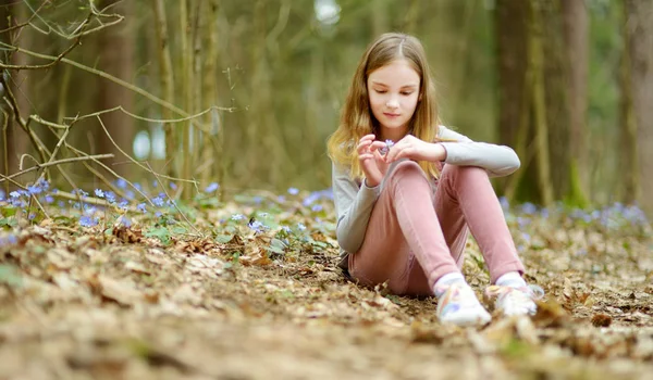 Entzückendes Kleines Mädchen Das Einem Schönen Sonnigen Frühlingstag Wald Die — Stockfoto