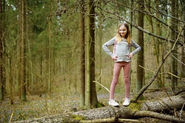 可爱的年轻女孩有乐趣 在美丽的早春的一天森林远足 积极的家庭休闲与孩子 家庭乐趣 — 图库照片