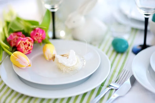 Hermosa Mesa Con Vajilla Flores Para Celebración Pascua Vajilla Cubiertos —  Fotos de Stock