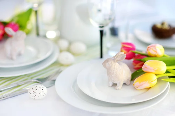 Hermosa Mesa Con Vajilla Flores Para Celebración Pascua Vajilla Cubiertos —  Fotos de Stock