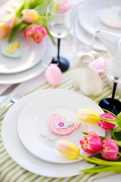 Vacker Dukning Med Porslin Och Blommor För Påskfirande Glas Och — Stockfoto